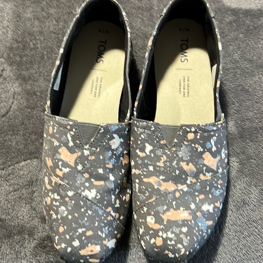 Tom’s canvas shoes